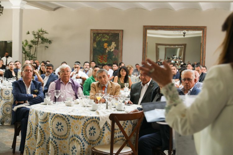 Van gobierno y empresas por desarrollo económico