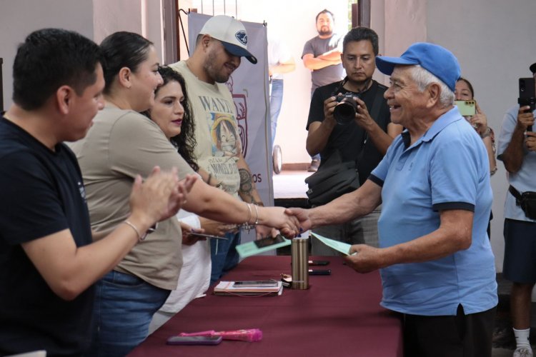 Entrega alcalde de Jojutla 10 visas a adultos mayores