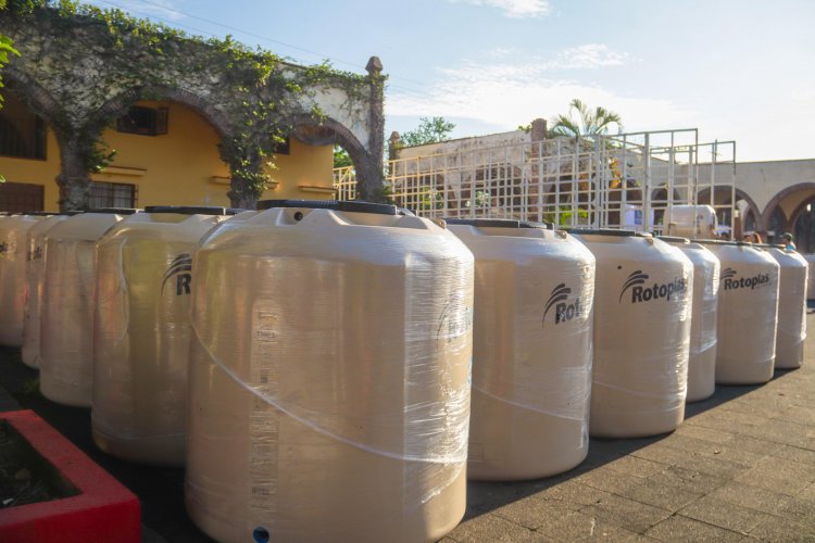 Llegó la segunda entrega del  año de tinacos en Cuernavaca