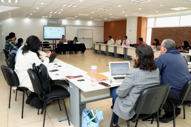 Se verificó seminario sobre minería  de datos y rendimiento académico