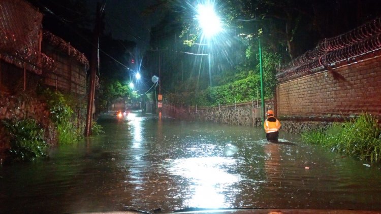 Salvaron a atrapados en un auto por lluvias en Jiutepec