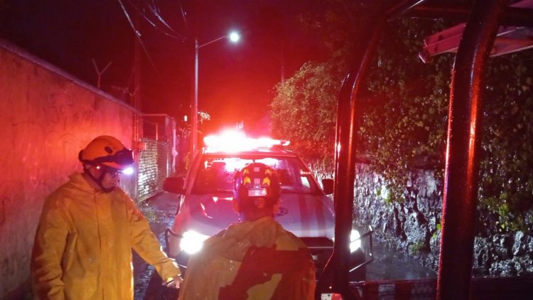 Salvaron a atrapados en un auto por lluvias en Jiutepec