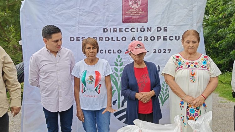 Alan Martínez entregó fertilizante a  productores pacholeros de Jojutla