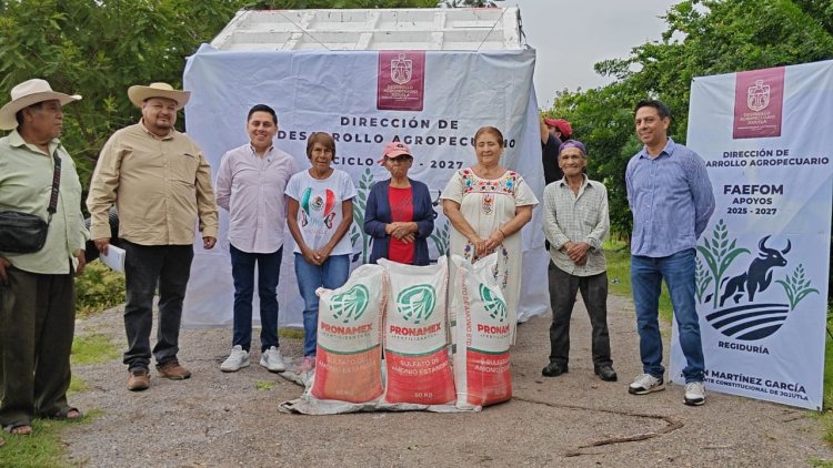 Alan Martínez entregó fertilizante a  productores pacholeros de Jojutla