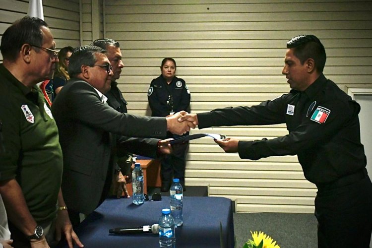 Se gradúan nuevos  policías custodios