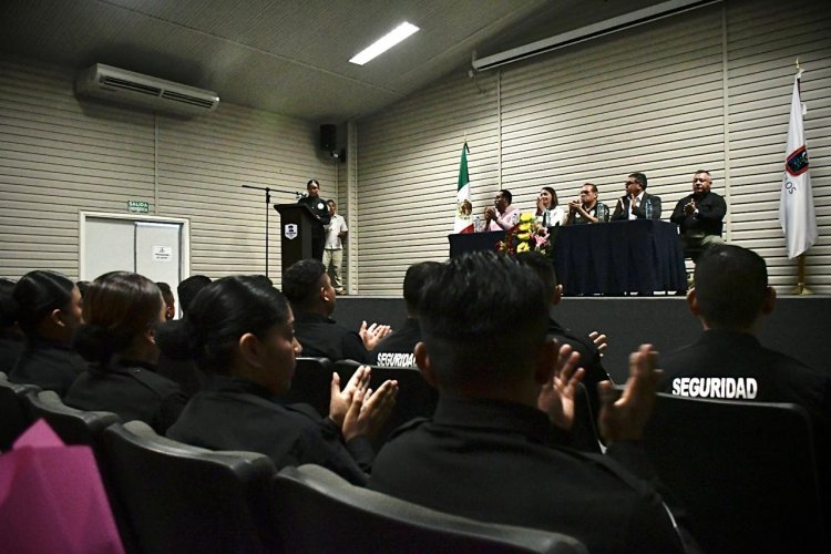 Se gradúan nuevos  policías custodios