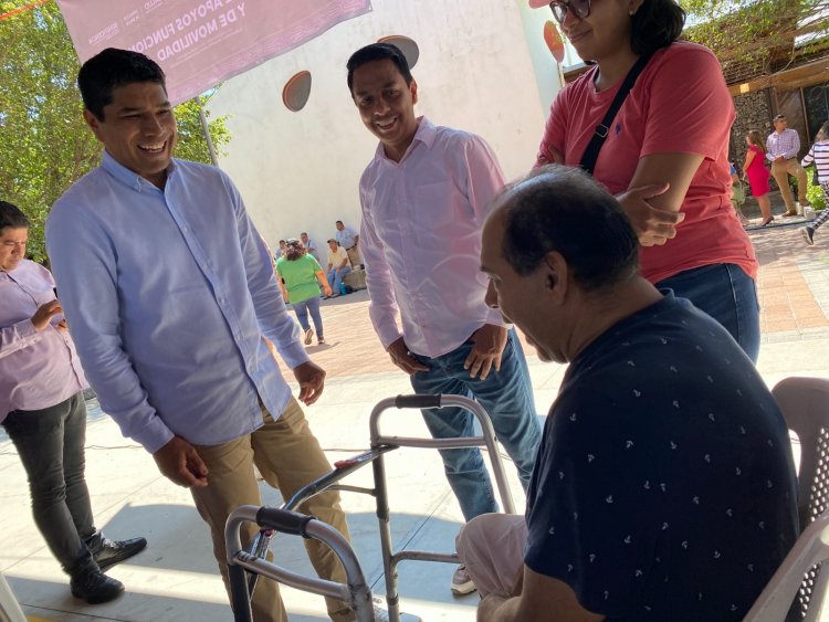 Entregaron aparatos funcionales y lentes para no derechohabientes