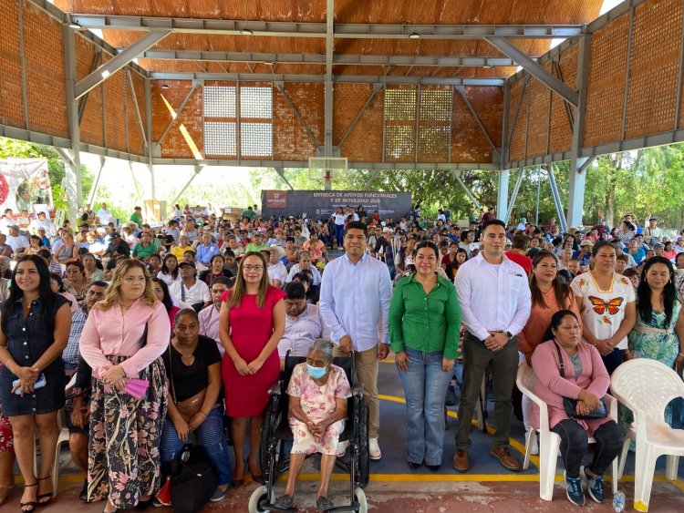 Entregaron aparatos funcionales y lentes para no derechohabientes