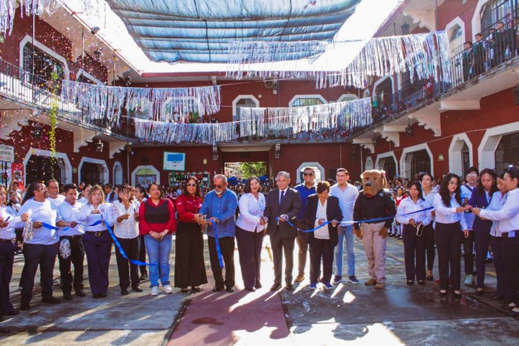 Alcalde Urióstegui celebró 99  años de primaria E. Petalotzzi