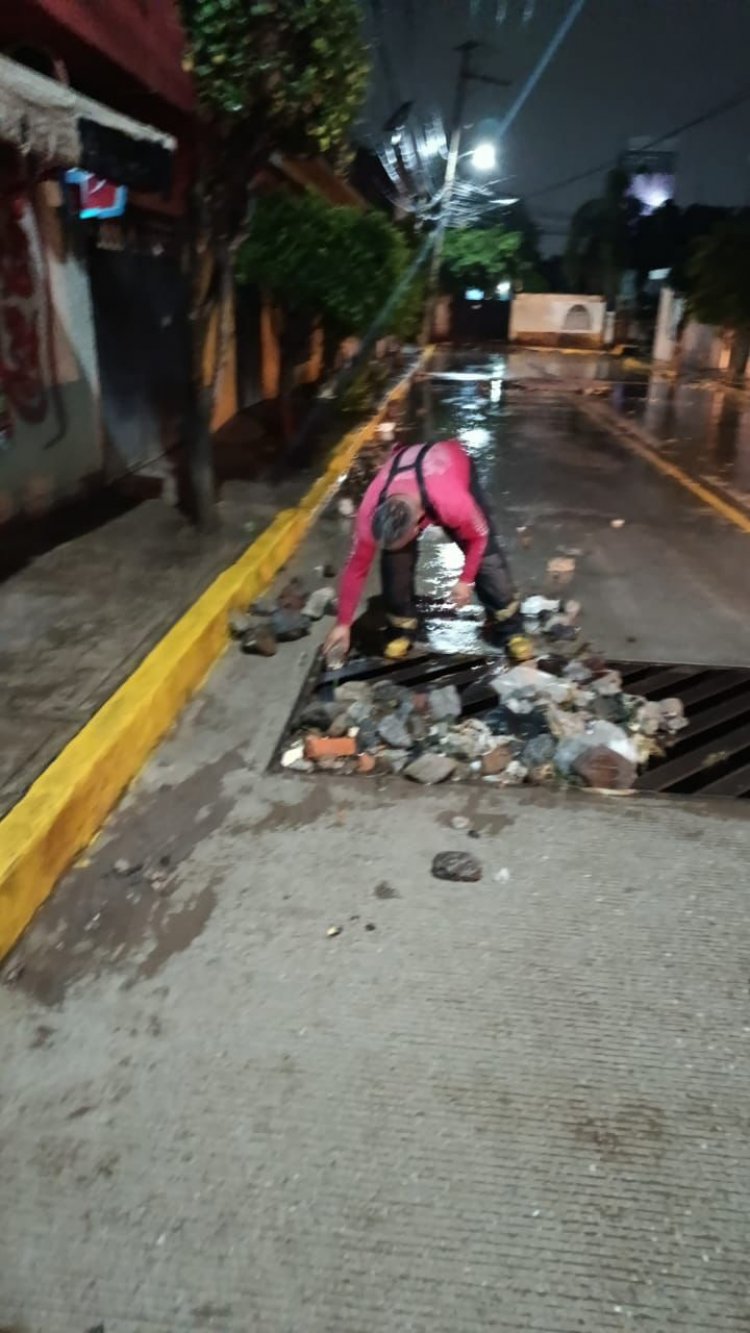 Derrumbe de rocas, alcantarillas botadas, inundaciones y más deja lluvia en la capital