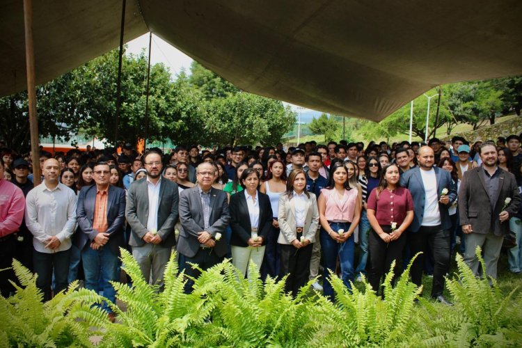 Devela FEUM placa conmemorativa en la Plaza 02 de octubre dentro del Campus Chamilpa