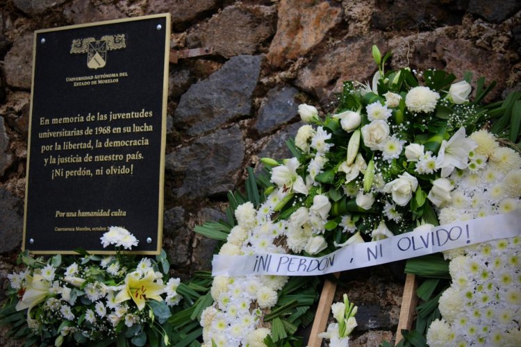 Devela FEUM placa conmemorativa en la Plaza 02 de octubre dentro del Campus Chamilpa