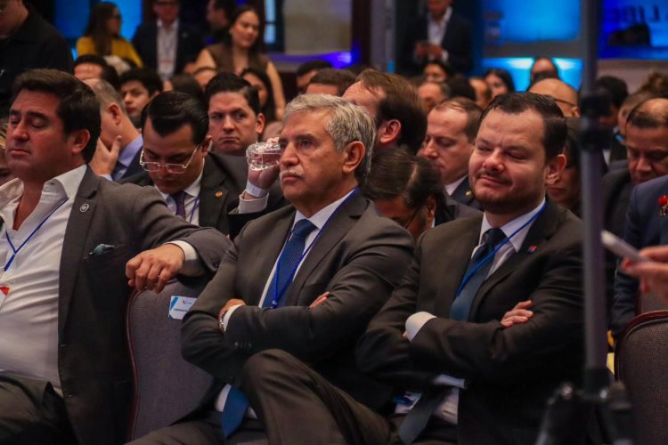 Participa Urióstegui en el foro América Libre