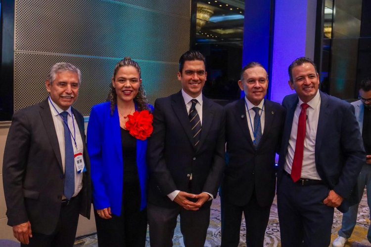 Participa Urióstegui en el foro América Libre