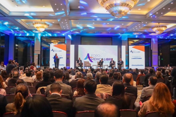 Participa Urióstegui en el foro América Libre