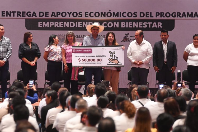 La gobernadora entregó apoyos  en favor de 570 emprendedores