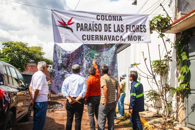 Por la reparación de banquetas,  reconocen al alcalde Urióstegui