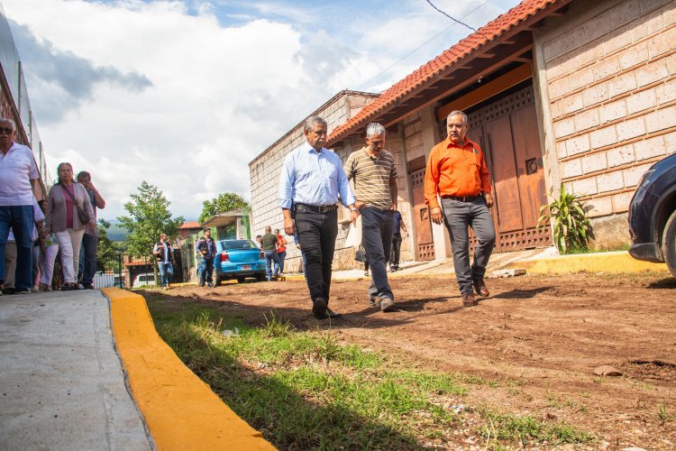 Por la reparación de banquetas,  reconocen al alcalde Urióstegui