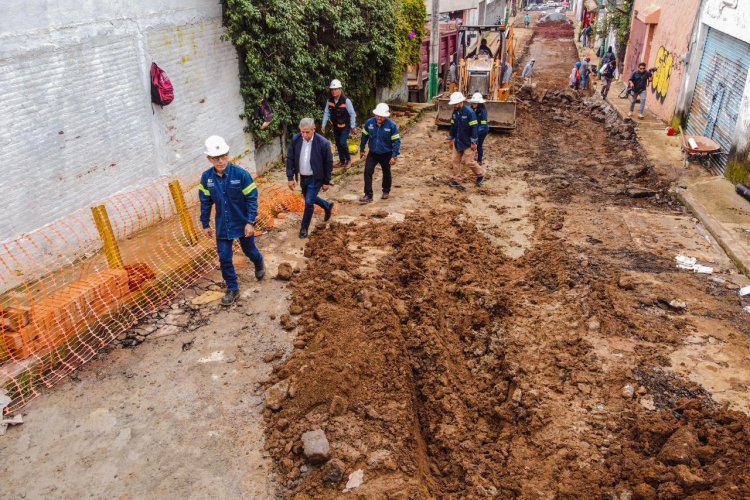 Alcalde Urióstegui supervisa rehabilitación en la calle Dos