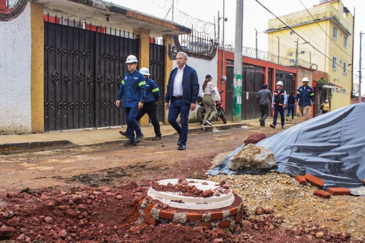 Alcalde Urióstegui supervisa rehabilitación en la calle Dos