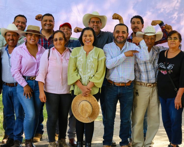 Entregan camino de saca  de cosecha en Zacatepec