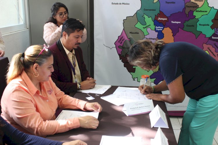 Entregan a docentes  plazas y promociones