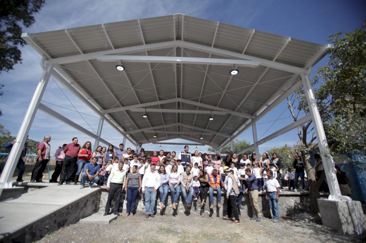 Entregó Villalobos barda de  contención en Chiplitlán