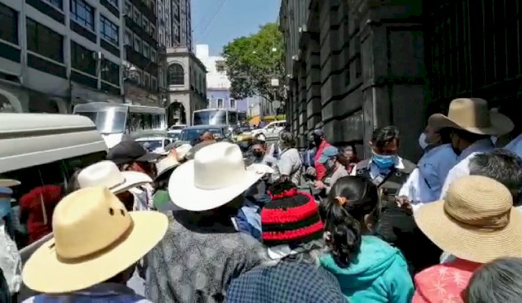 Se manifiestan pobladores de Hueyapan por remoción de concejales