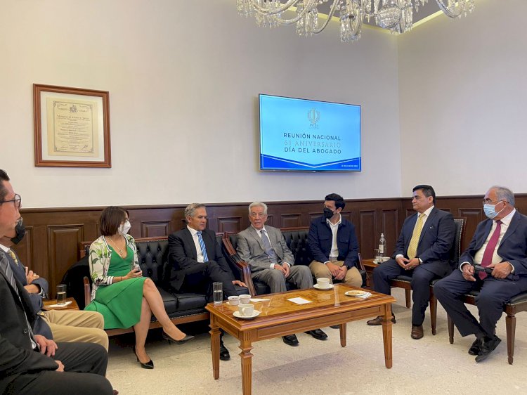 Entregan la medalla Manuel Cresencio Rejón al Magistrado Carlos Iván Arenas Ángeles.