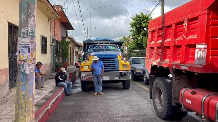 Hay bloqueos de transportistas en el Sur por extorsión de autoridad